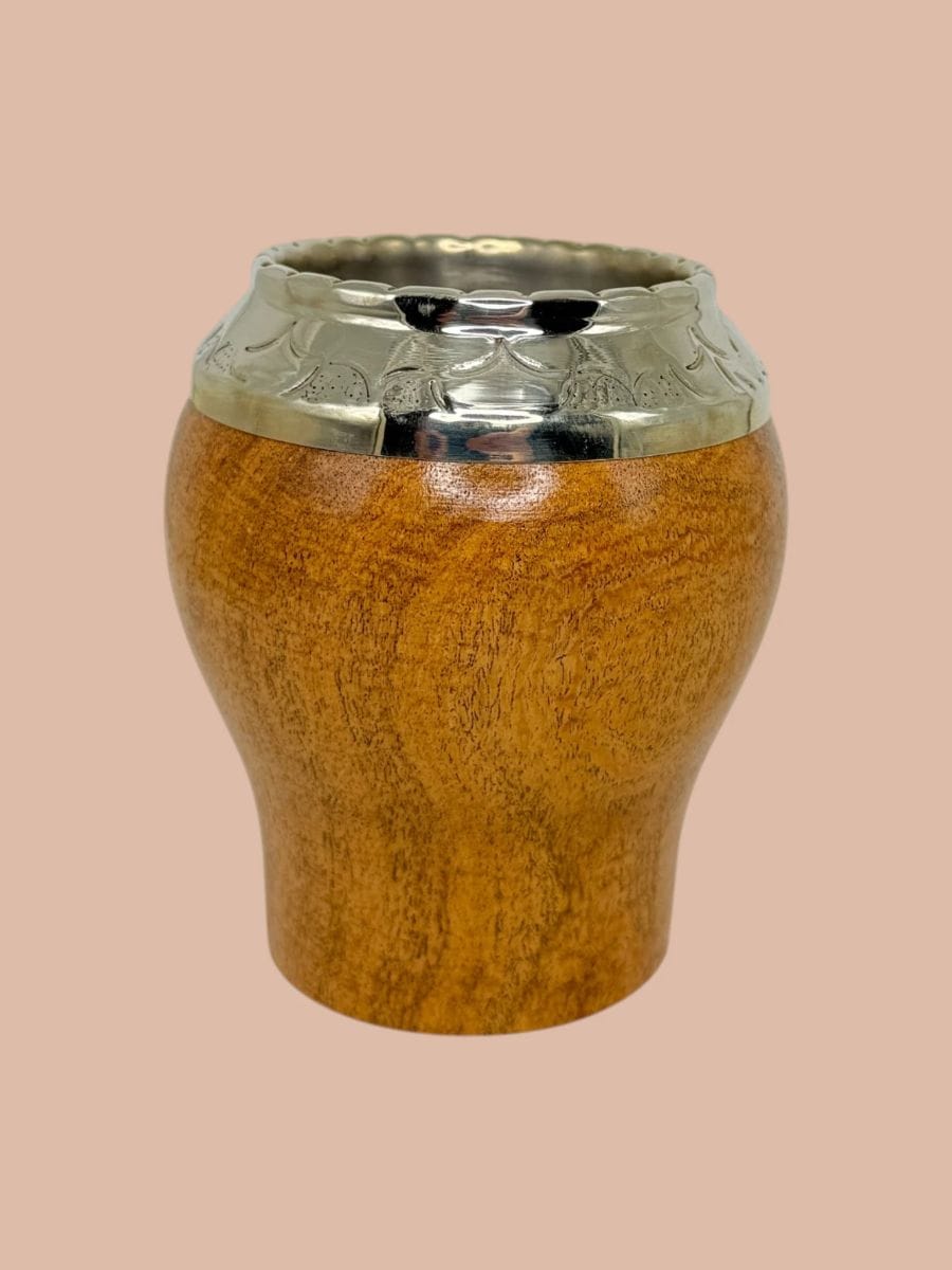 Mate torpedo de algarrobo con virola de alpaca cincelada, ideal para regalo empresarial